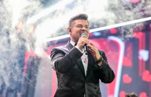 Esta gravação vence a Internet. O padre dança descalço ao tiro de Zenek Martyniuka (vídeo) Esta gravação vence a Internet. O padre dança descalço ao tiro de Zenek Martyniuka (vídeo)