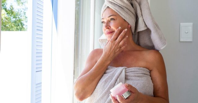 Este creme agora anti -envelhecimento de US $ 23 'carrega linhas finas e rugas'

