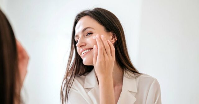 Este creme de retinol de US $ 23 é um 'salva -vidas da vida' para suavizar as rugas

