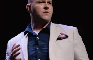 Este empresário vê celebridades profundas. Você pode ajudar os Joes também? Este empresário vê celebridades profundas. Você pode ajudar os Joes também?