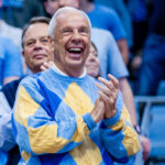 "Estou tentando jogar meu coração até o jogo acabar": quando Roy Williams compartilha um momento leve porque Dean Smith foi apresentado aos fãs do ACC