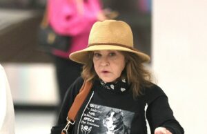 Estrela de cinema de terror indicada ao Oscar de sucesso de bilheteria ‘amaldiçoado’ parece irreconhecível em excursão rara Um ícone de filme de terror que atirou na fama em um