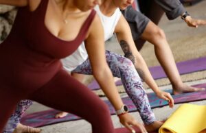 Estudos sugerem que este treinamento apoiado pelo estudo o torna mais alto Pessoas que participam de aulas de ioga em Caracas, Venezuela.