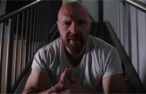 “Eu não posso trabalhar com ele: 2 vezes o campeão Jon Moxley faz uma reivindicação corajosa antes da partida brutal "Eu não posso trabalhar com ele: 2 vezes o campeão Jon Moxley faz uma reivindicação corajosa antes da partida brutal