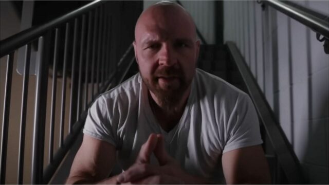"Eu não posso trabalhar com ele: 2 vezes o campeão Jon Moxley faz uma reivindicação corajosa antes da partida brutal


