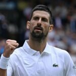 Jannik Sinner (à esquerda) e Novak Djokovic (à direita) após o fim da semifinal masculina (Fonte: Getty) em 2025 Wimbledon Championships