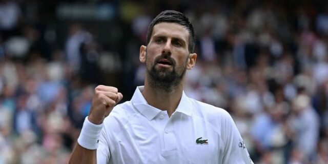 Jannik Sinner (à esquerda) e Novak Djokovic (à direita) após o fim da semifinal masculina (Fonte: Getty) em 2025 Wimbledon Championships