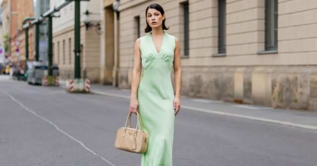 Eu tenho 5'3 ", e esses 17 vestidos de convidado de casamento são ajustados como uma luva

