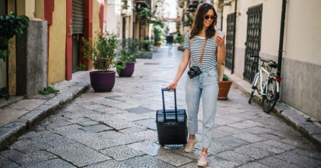 Eu viajo constantemente, e esses 17 tops, calças e sapatos sempre fazem isso na minha mala

