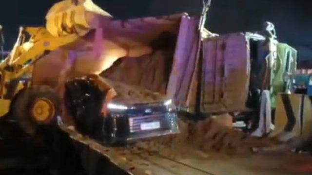 Evacuação dramática! O caminhão terrestre rolou sobre o estrangeiro de um estrangeiro na estrada de pedágio de Karawang, um foi morto

