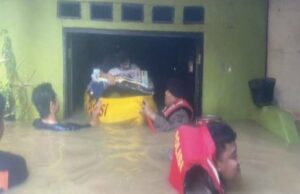 Evacuação policial dos moradores afetados pelo transbordamento do rio Ciliwung em Kebon Pala Evacuação policial dos moradores afetados pelo transbordamento do rio Ciliwung em Kebon Pala