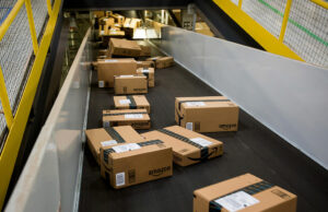 Evento do Prime Day subiu mais de US $ 24 bilhões na venda de comércio eletrônico americano, o tráfego da Gen Ai havia aumentado 300% Boxes move along a conveyor belt at the Amazon.com Inc. fulfillment center on Cyber Monday in Robbinsville, New Jersey, U.S., on Monday, Nov. 30, 2015. Online sales on Cyber Monday may rise at least 18 percent from a year earlier, slower growth than during the holiday weekend, as consumers start their Internet shopping earlier, according to forecasts by International Business Machines Corp. Photographer: Michael Nagle/Bloomberg via Getty Images