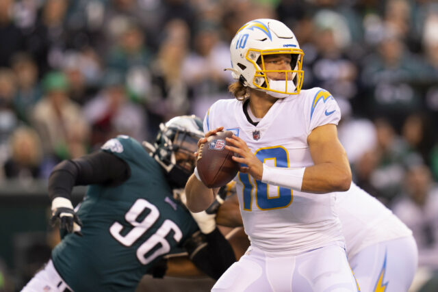 Ex-NFL CD rasga Justin Herbert em defesa de Jalen Eagles

