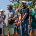 Joe Pavelski reage depois de reduzir a tacada na 17ª rodada do campeonato do século americano no campo de golfe de Edgewood Tahoe em 12 de julho de 2025 em Staline, Nevada. (Foto de Eakin Howard/Getty Images)