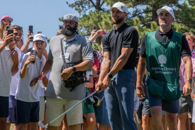 Joe Pavelski reage depois de reduzir a tacada na 17ª rodada do campeonato do século americano no campo de golfe de Edgewood Tahoe em 12 de julho de 2025 em Staline, Nevada. (Foto de Eakin Howard/Getty Images)