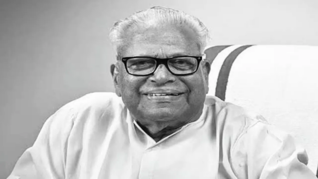 Ex -chefe de Kerala vs Ahutdhanandan em 101

