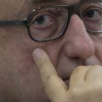 Ex -executivo da CAA acusado de tráfego de uma mulher que diz que a manteve como uma "escrava sexual"