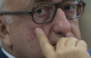 Ex -executivo da CAA acusado de tráfego de uma mulher que diz que a manteve como uma “escrava sexual” Ex -executivo da CAA acusado de tráfego de uma mulher que diz que a manteve como uma "escrava sexual"