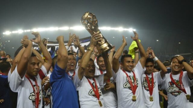 Excitante! Campeão do Leicester City Premier League 2015/16 Faces Persib Isl 2014 Campeão em Cingapura

