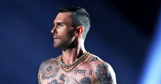 Adam Levine de Maroon 5 Atuando.