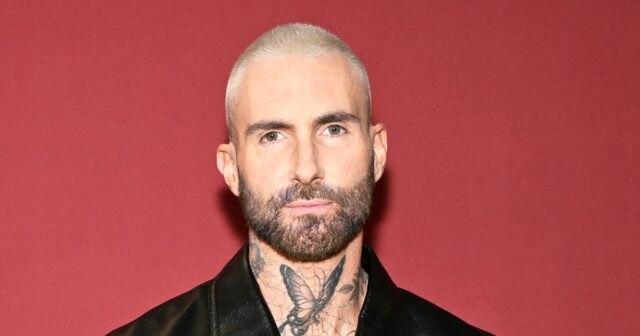 O cantor americano Adam Levine, da banda de pop rock, Maroon 5, apresentando.