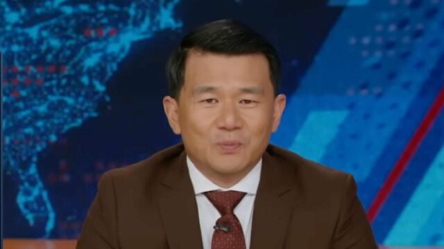 Exposições diárias "Ronny Chieng não está muito impressionado com as ameaças de banhos de sol iranianos

