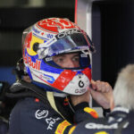 O motorista da Red Bull, Max Verstappen, da Holanda, faz uma parada na primeira aplicação do Grande Prêmio da Fórmula 1 Britânica no Reino Unido, sexta -feira, 4 de julho de 2025.