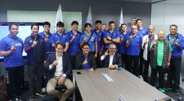 Os membros infelizes Pilipinas, aqui com o presidente da FIVB, Fabio Azevedo, durante sua visita a Manila antes do campeonato mundial masculino de vôlei.