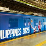 Os trens do LRT 2 são cobertos com materiais promocionais para sediar o Campeonato Men de Vôlei de Vôlei 2025 das Filipinas.