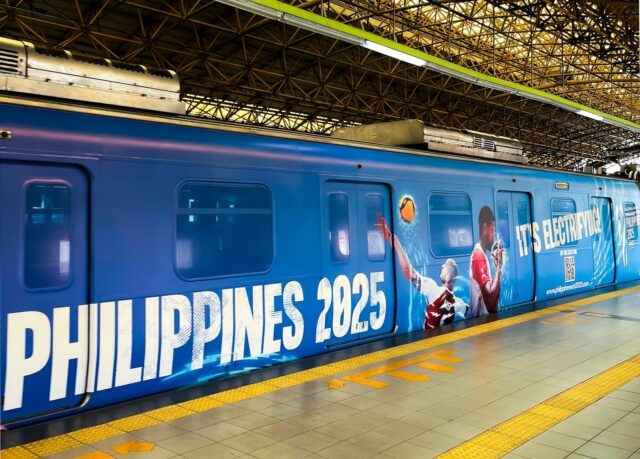 Os trens do LRT 2 são cobertos com materiais promocionais para sediar o Campeonato Men de Vôlei de Vôlei 2025 das Filipinas.
