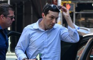 Face lamentada de Banker cuja esposa executiva de Blackstone foi assassinada no tiroteio em massa de Nova York, o que o deixou um pai solteiro em dois Evan Lepatner, 44, está retratado que chega ao seu apartamento no Upper East Side no dia seguinte ao assassinato de sua esposa Wesley