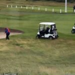 O caddie de golfe de Trumps parece um clandestino cair a bola em um local de preço antes do presidente dar um tiro