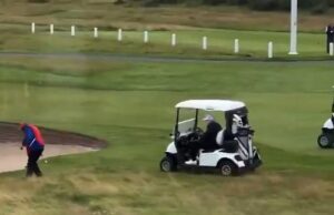Fake America ótima de novo?! Momento Trumps Golf Caddy parece supere -se reproduzir a bola no local do preço antes do presidente estar tirando fotos O caddie de golfe de Trumps parece um clandestino cair a bola em um local de preço antes do presidente dar um tiro