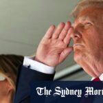O presidente dos EUA, Donald Trump, a direita, cumprimenta as laterais do primeiro trompete de O Melania a participar da partida de futebol final da Copa do Mundo de Clubes em Nova Jersey no domingo.
