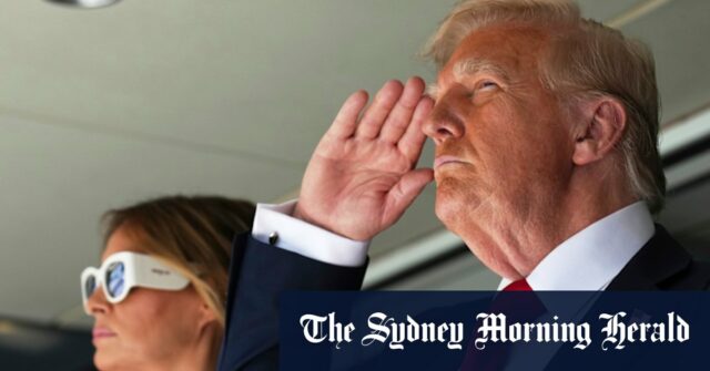 O presidente dos EUA, Donald Trump, a direita, cumprimenta as laterais do primeiro trompete de O Melania a participar da partida de futebol final da Copa do Mundo de Clubes em Nova Jersey no domingo.