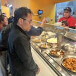 Manny Pacquiao, um dia de sua luta contra Mario Barrios, retorna a Los Angeles - mas primeiro recebe correção de fastfood.