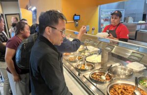 Famoso, Manny Pacquiao para no FastFood para Fix Express Manny Pacquiao, um dia de sua luta contra Mario Barrios, retorna a Los Angeles - mas primeiro recebe correção de fastfood.