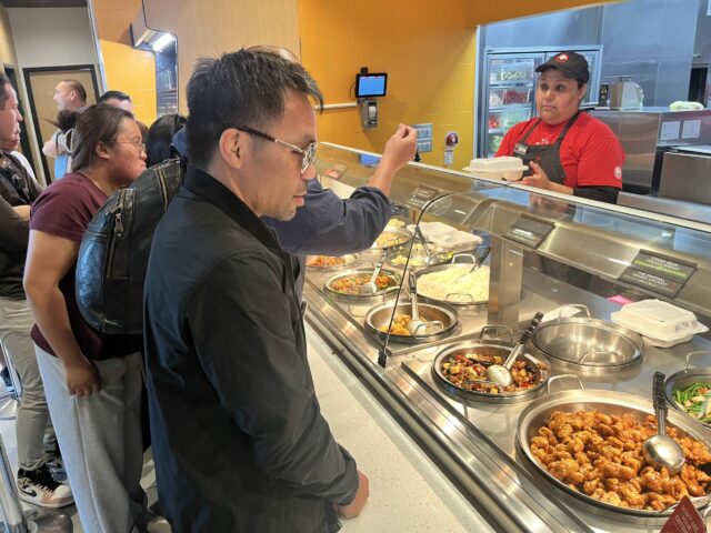 Manny Pacquiao, um dia de sua luta contra Mario Barrios, retorna a Los Angeles - mas primeiro recebe correção de fastfood.