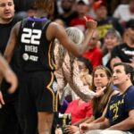 Saniya Rivers #22 Sun Connecticut está discutindo com o fã de Indiana Fever durante o primeiro tempo no TD Garden em 15 de julho de 2025 em Boston, Massachusetts.