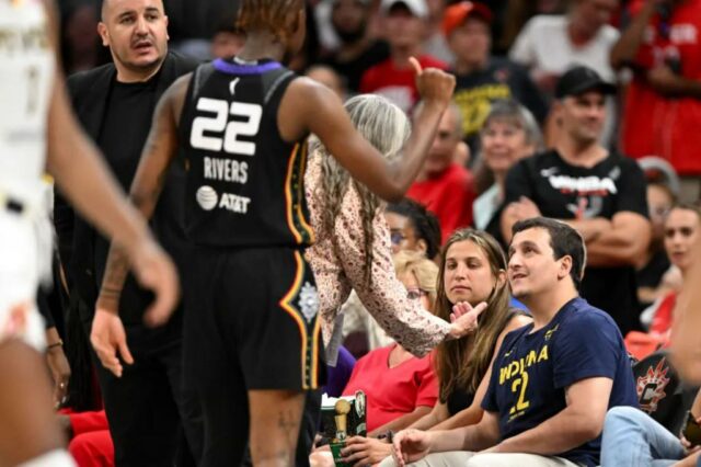 Saniya Rivers #22 Sun Connecticut está discutindo com o fã de Indiana Fever durante o primeiro tempo no TD Garden em 15 de julho de 2025 em Boston, Massachusetts. 