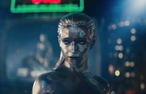 ‘Fantástico Quarteto: Primeiro Passo’ Surfing a US $ 218 milhões de bilheteria global Figura humanóide metálica e prata com cabelos à base de crocantes no fundo da cidade com intenso, sem emoções sem rasgar.