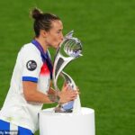 Lucy Bronze beijou o troféu depois de ajudar a Inglaterra a derrotar a Espanha para ganhar o euro feminino