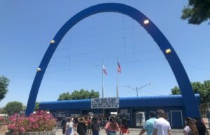 Feira do Condado de Santa Clara lotou muito em uma corrida de cinco dias A gerente da feira de Salane Clara County, Salene Duarte, está por trás de um dos mascote em massa em meados da década de 1980, quinta-feira, 18 de julho de 2024, em San Jose, Califórnia (Karl Mondon/ Bay Area News Group)