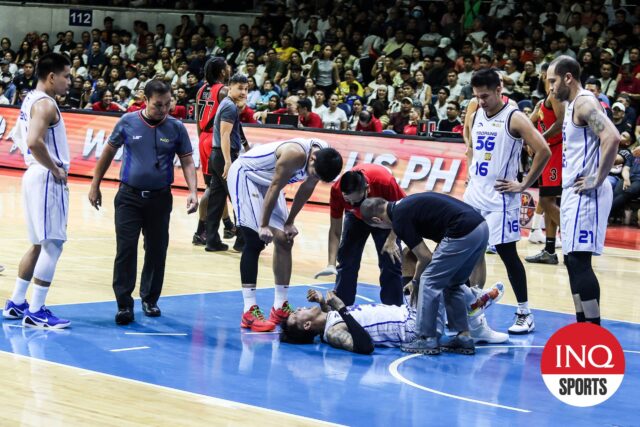 Poy Erram, San Miguel Beermen e TNT Tropang 5G PBA Filipin Cup Finals no 2º jogo da lesão no tornozelo.