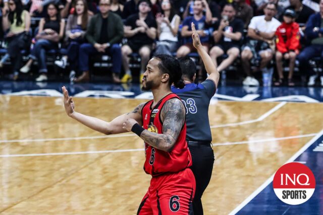 O Chris Ross, de San Miguel Beemenmen, durante o 4º jogo das finais da PBA Filipin Cup TNT Tropang 5G.