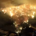 Chamas rasgam as montanhas arborizadas ao redor da cidade de Bursa, no noroeste da Turquia, durante a noite