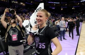 A ex -guarda das Valquírias, Julie Vanloo Julie Vanloo, das Valquírias (35), a treinadora da Golden State Valkyrie, Natalie Nakase, Kyara Linskens, da Golden State Valkyries antes do início da casa contra o Los Angeles Sparks no Chase Center em San Francisco, Califórnia, na sexta -feira, sexta -feira, sexta -feira, sexta -feira, sexta -feira, sexta -feira, Valkyries '.