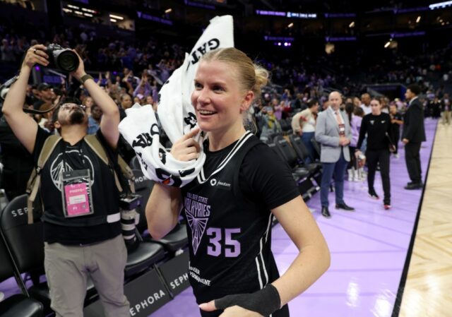 Julie Vanloo, das Valquírias (35), a treinadora da Golden State Valkyrie, Natalie Nakase, Kyara Linskens, da Golden State Valkyries antes do início da casa contra o Los Angeles Sparks no Chase Center em San Francisco, Califórnia, na sexta -feira, sexta -feira, sexta -feira, sexta -feira, sexta -feira, sexta -feira, Valkyries '.