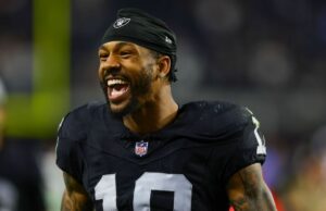 Fonte: Flates assinando CB Jones após ferimentos queimados Fonte: Flates assinando CB Jones após ferimentos queimados