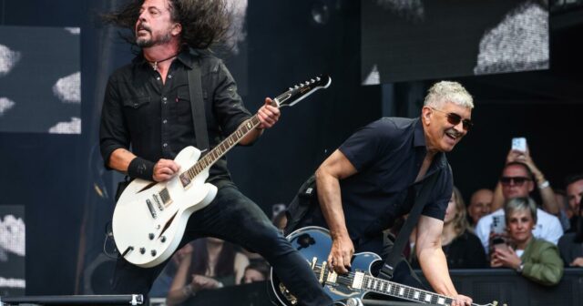 Foo Fighters lança uma nova música para marcar o 30º aniversário da estréia da banda

